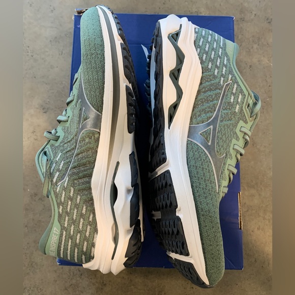NWT MEN'S MIZUNO WAVE INSPIRE 17 WAVEKNIT Greenbay/ Micro Chip - Picture 2 of 2